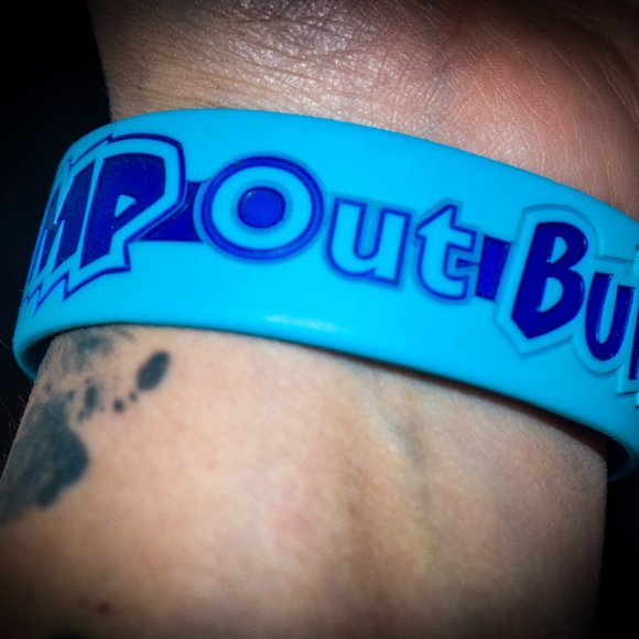 Stomp Out Bullying blue silicon bracelet - Picture 2 of 3
